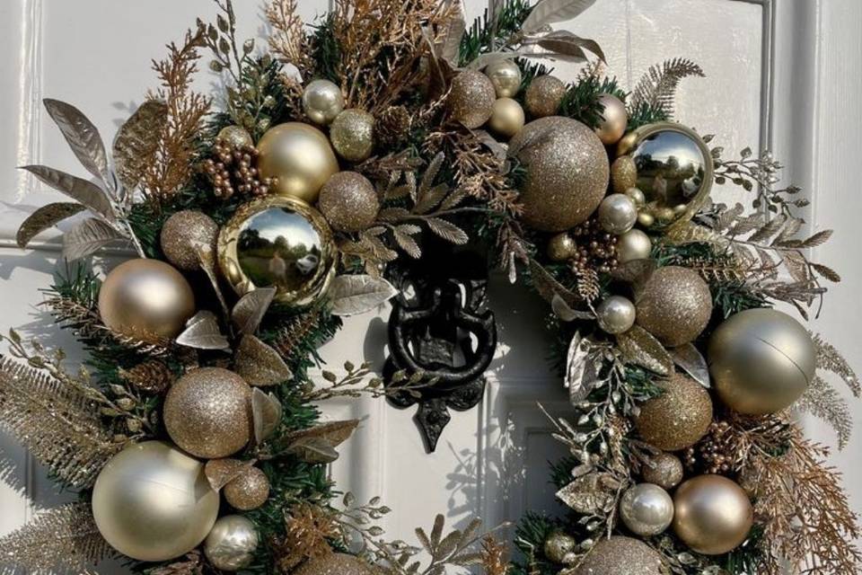 Gold bauble wreath