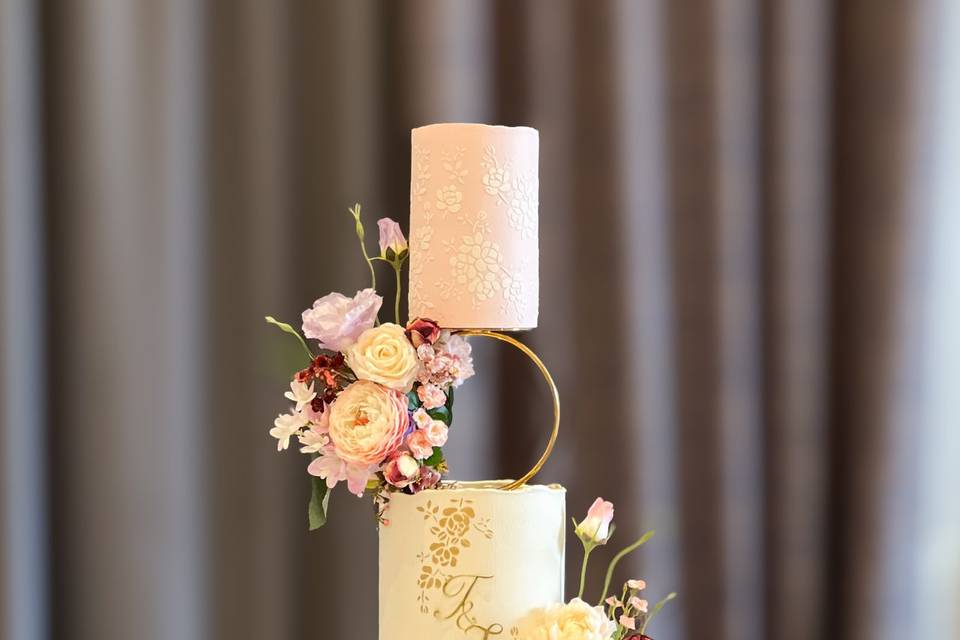 Hoop styled floral cake