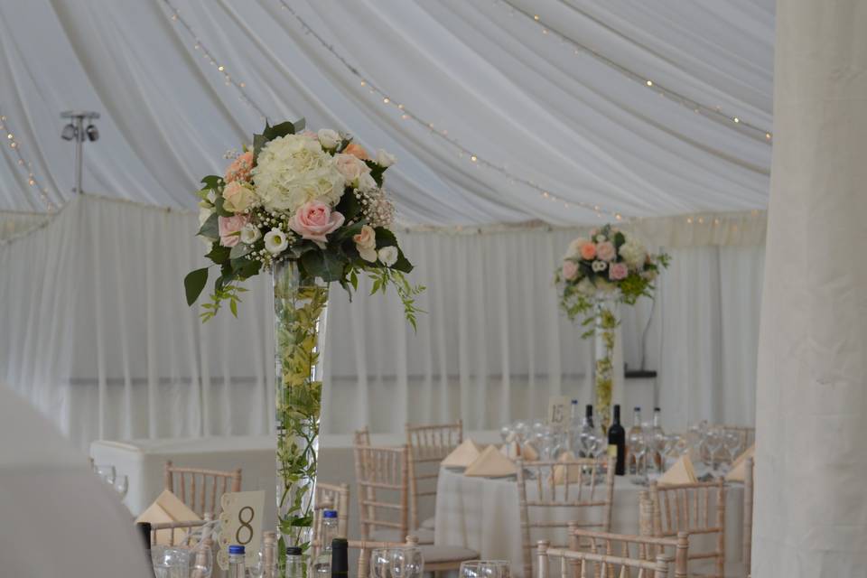 Tall centrepiece in taperd vases