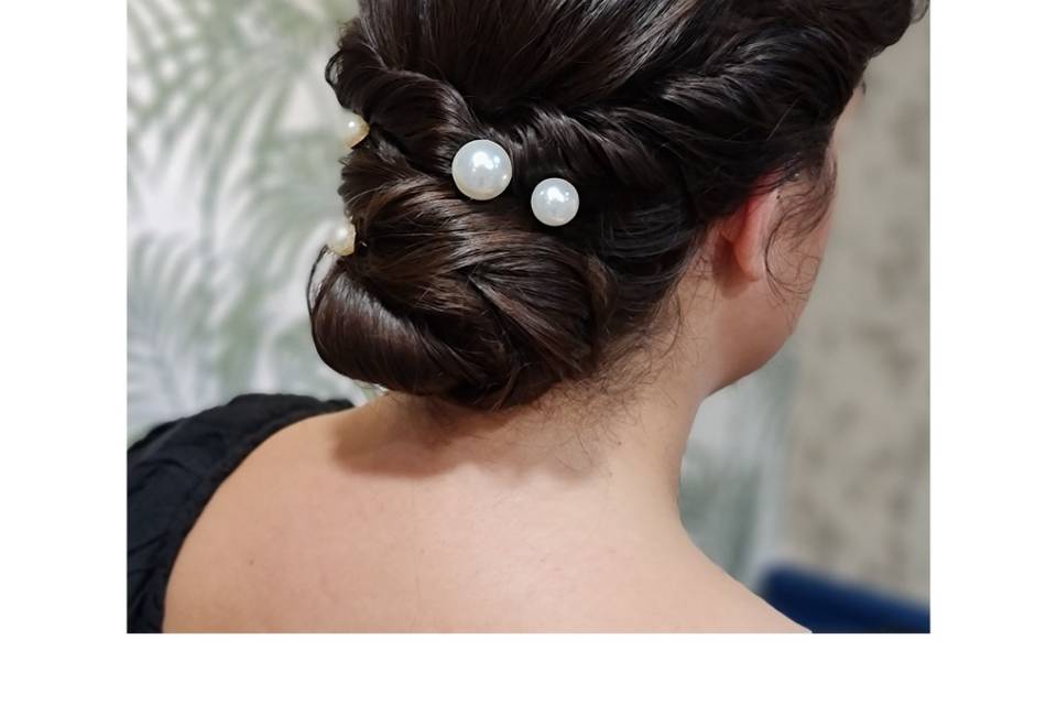 Twisted bun with pearl accesso