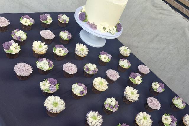 1 tier cake & cupcakes