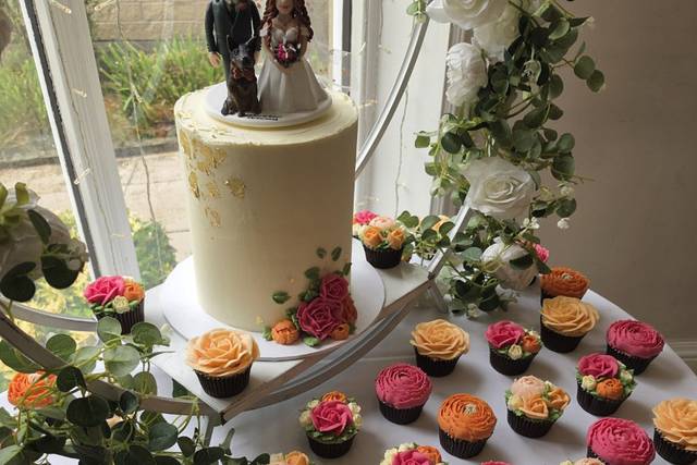 Single tier cake and floral cu