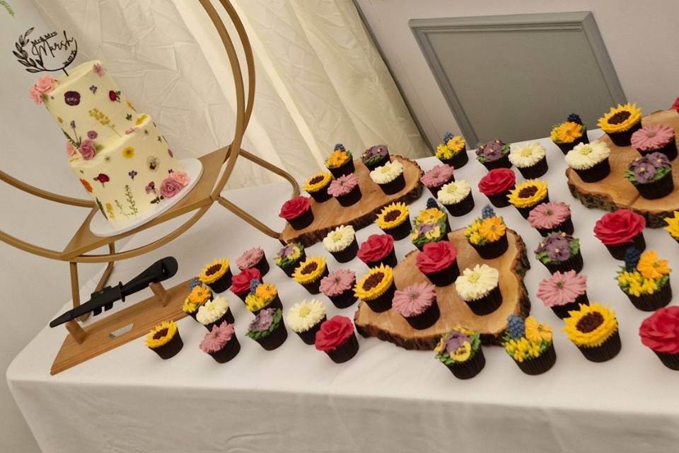 Matching floral cupcakes