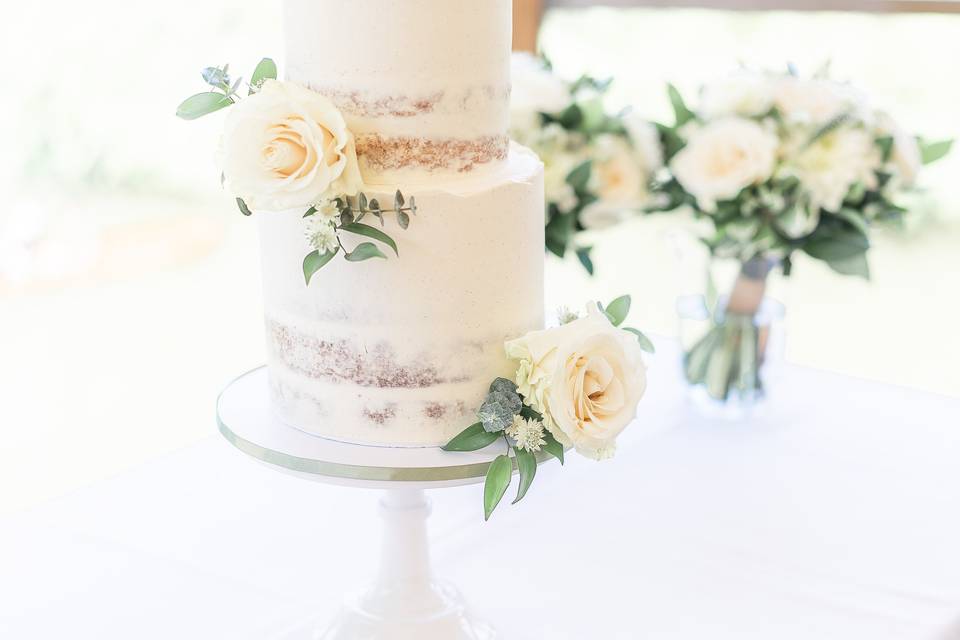 Semi naked cake/fresh flowers