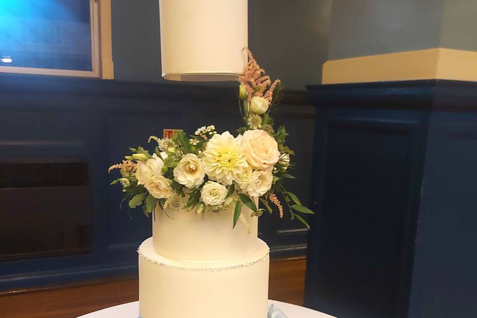 Floating tier & fresh flowers