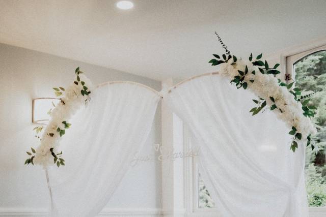 Just married Heart arch