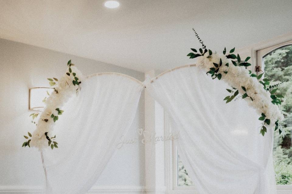 Just married Heart arch