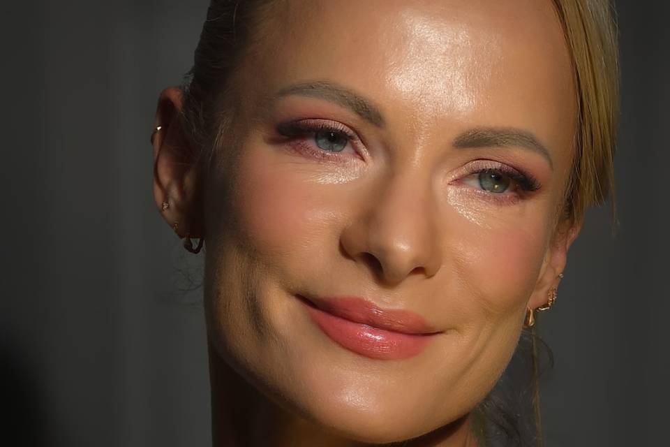 Soft peachy bridal look