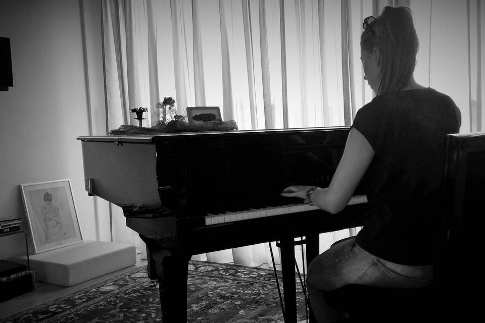 El·li - playing the piano