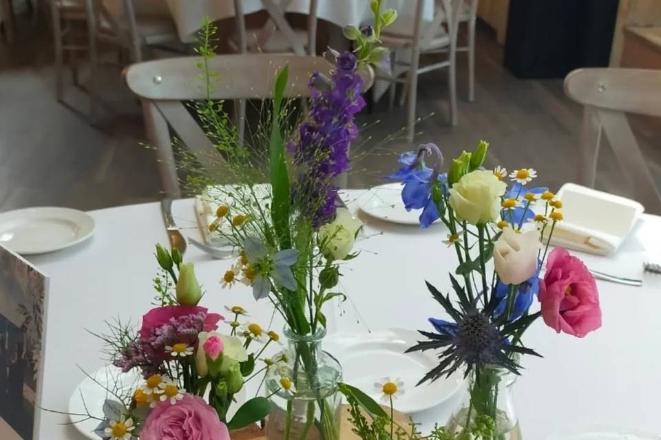 Bud vase log slice Foxtails