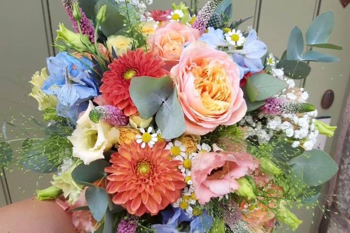 Bright, summery rustic bridal