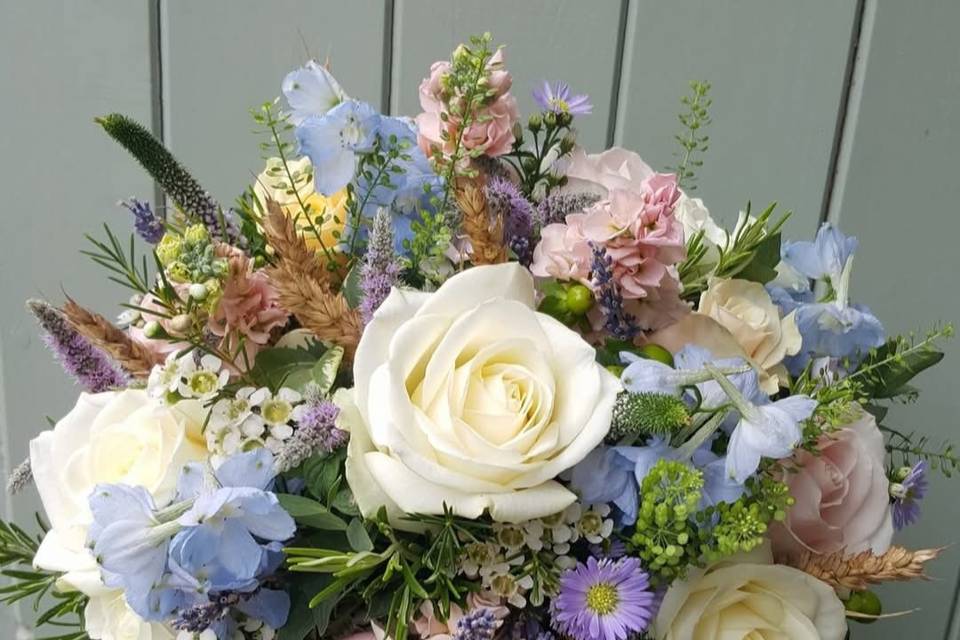 Rustic, pastel colour bridal