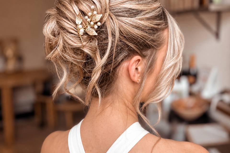 Romantic mid bun