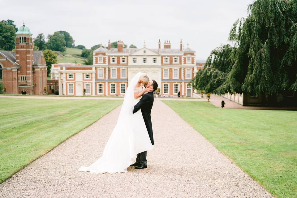 Couple kiss at Hawkstone Hall