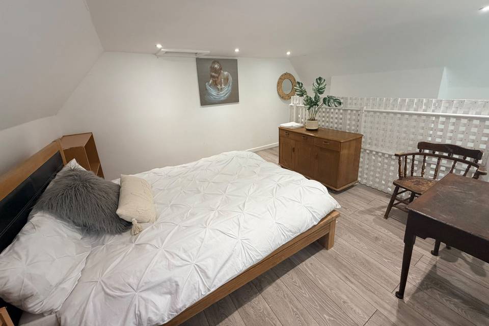 Coach House Queen 1