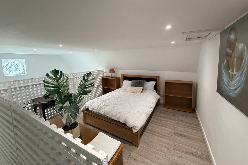Coach House Queen 1