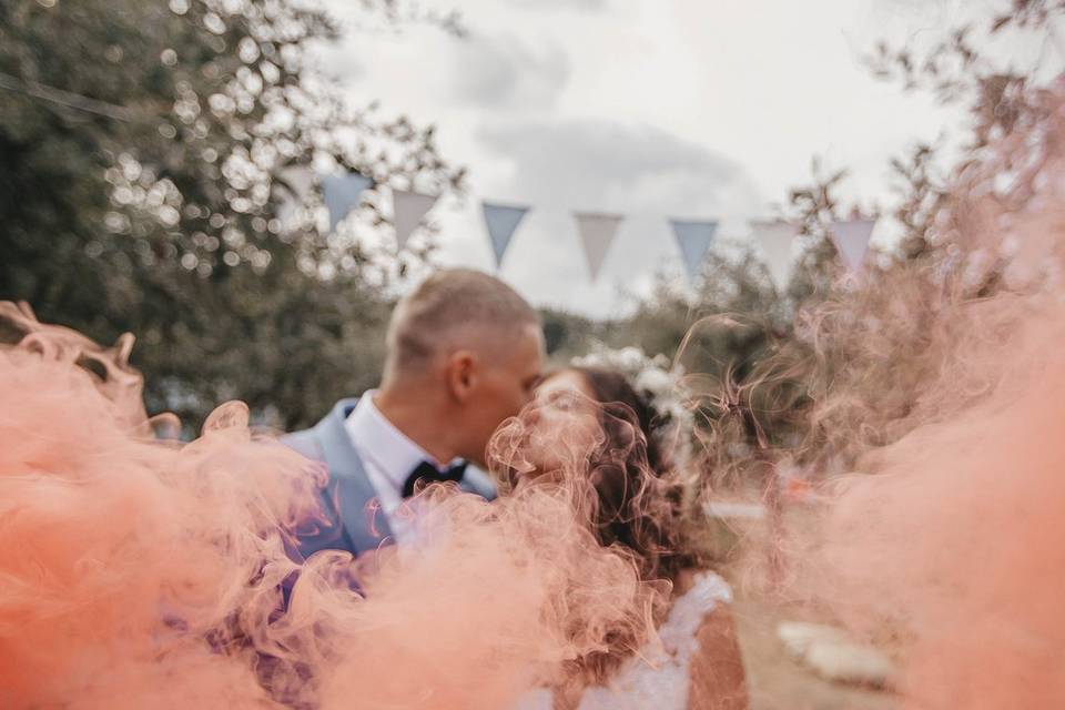 Wedding couple with smoke bomb