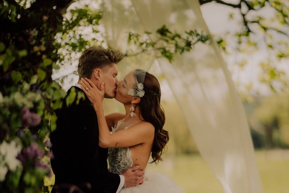 Kiss the bride.