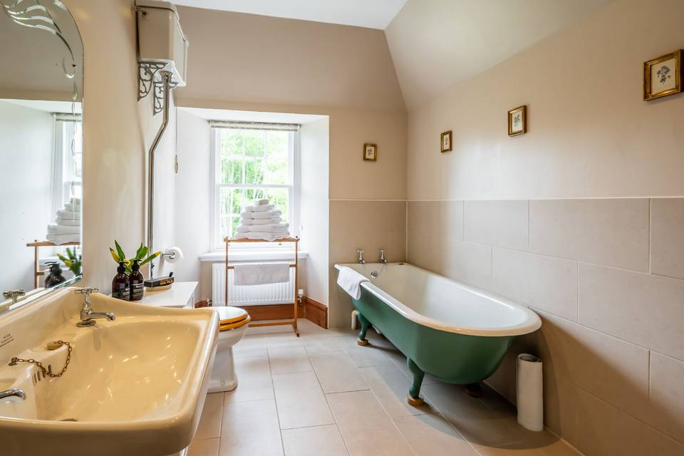 En-suite roll top bath