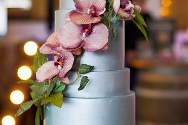 Birch cake with sugar flowers