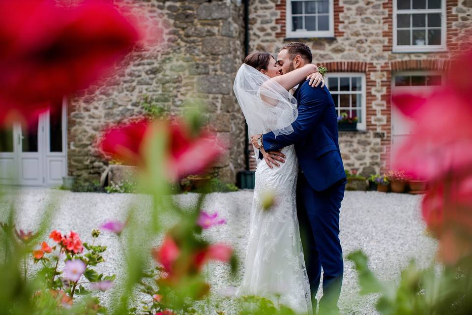 Middle Courtyard Kiss