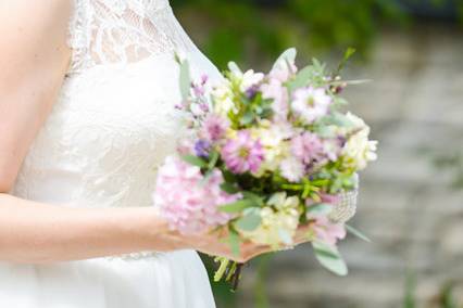 Bridal head circlet and bouquet.