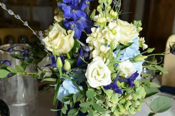 Cream and blue natural centrepiece.