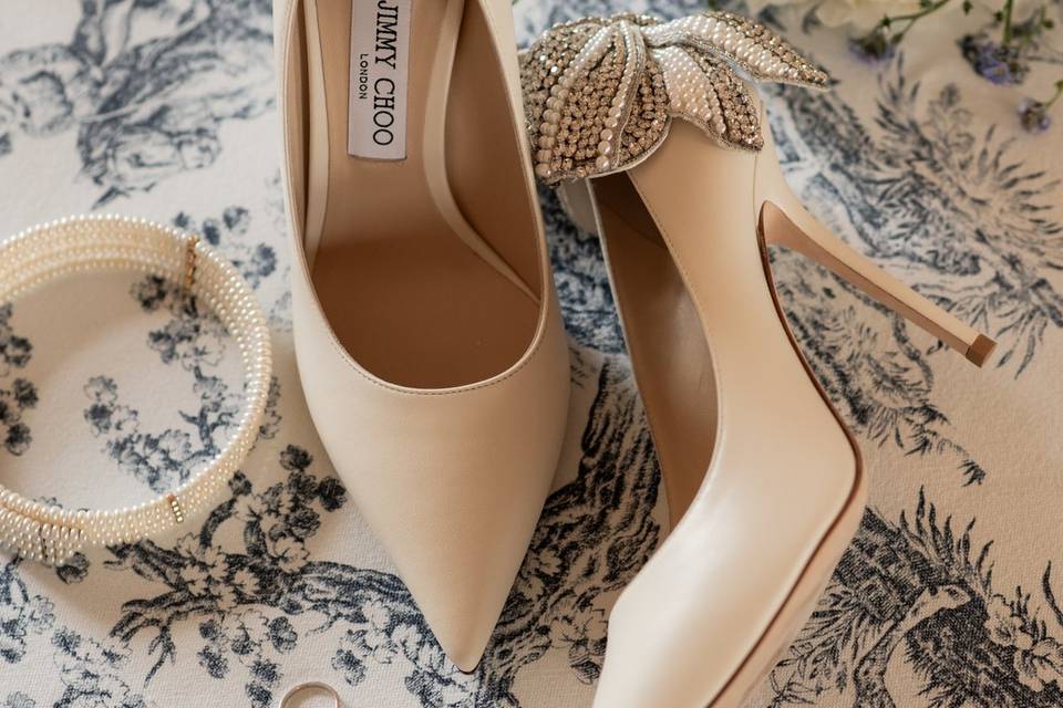 Bride shoes on a wedding day