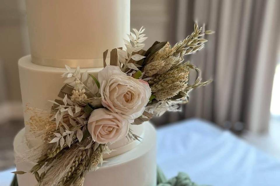 Simple dried flower arrangemen