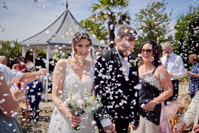 Confetti throw