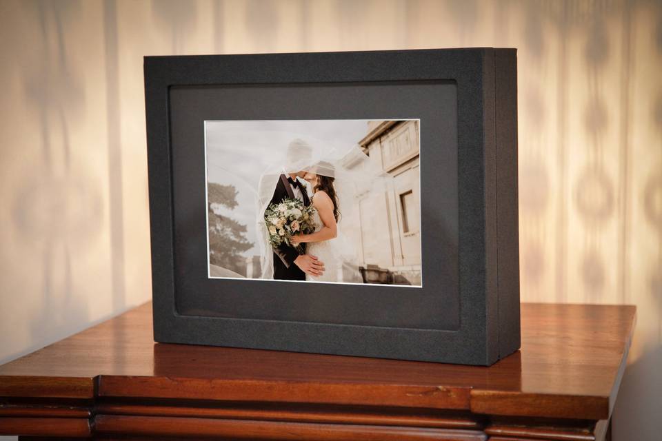 Presentation box with a photo of the happy couple