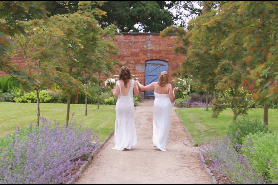 Laura & Sarah - Thorpe Gardens