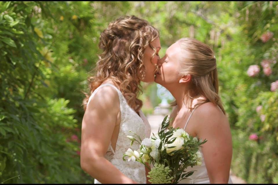 Laura & Sarah - Thorpe Gardens
