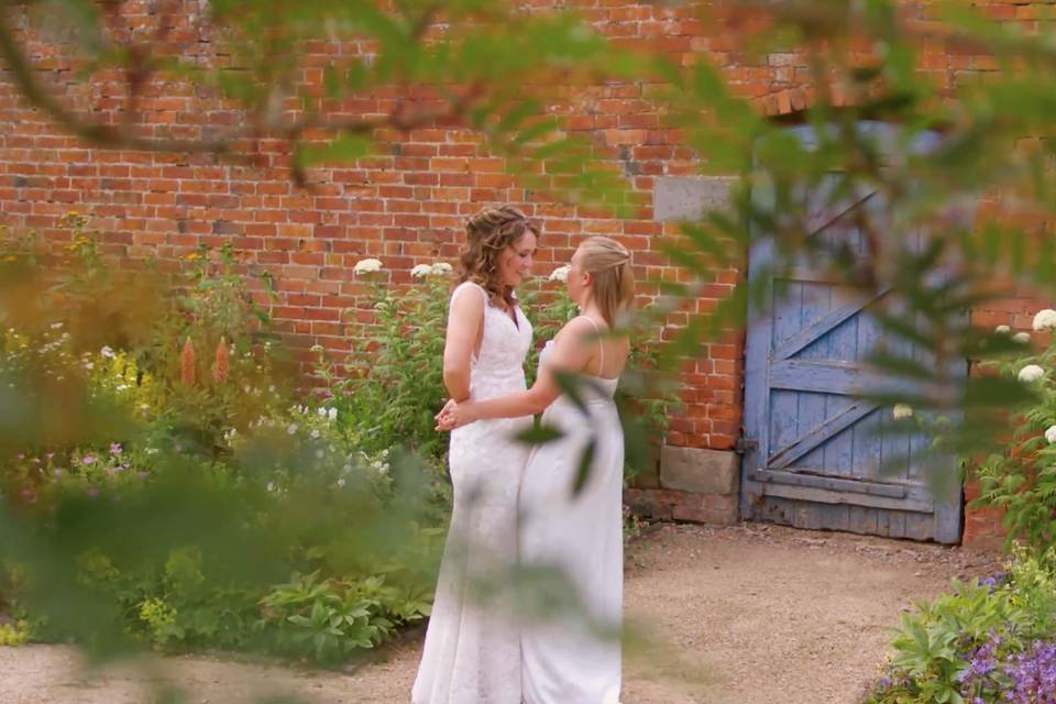 Laura & Sarah - Thorpe Gardens