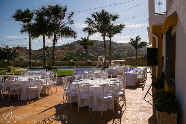 Villa pool dining
