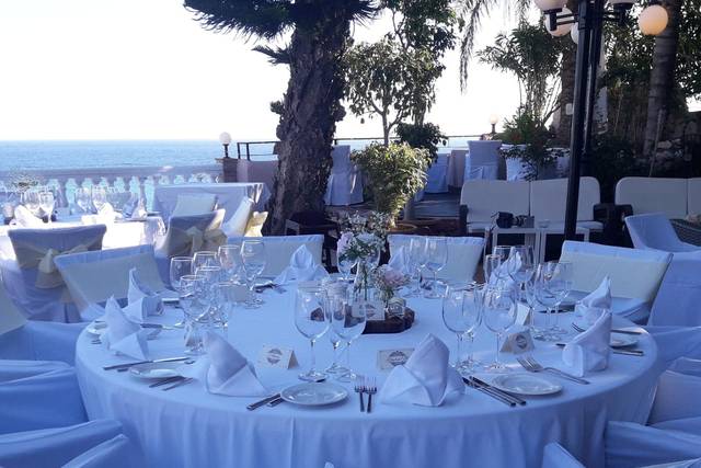 Sea view dining