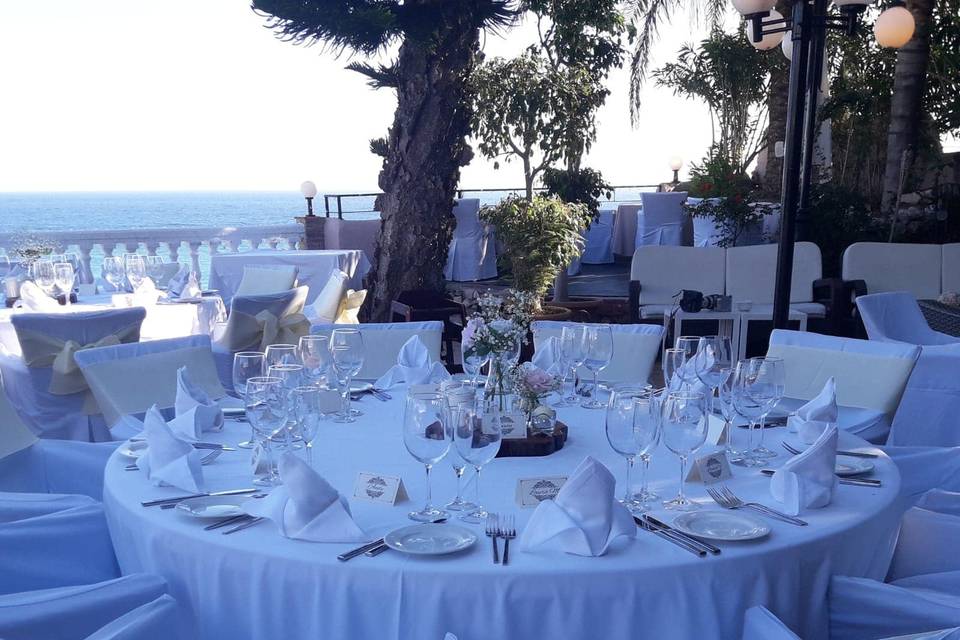 Sea view dining