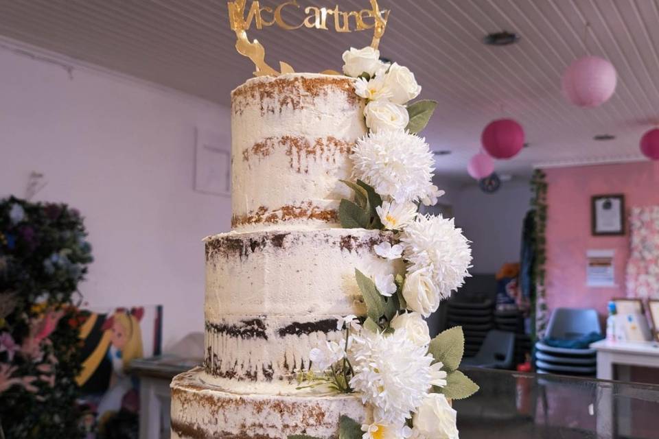 Naked cake with hidden back