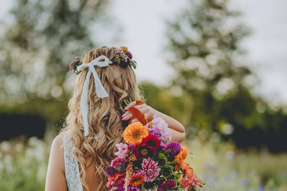 Natural bride with bouquet