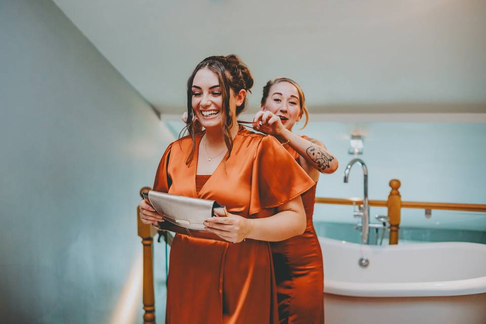 Bridesmaids fasten dress