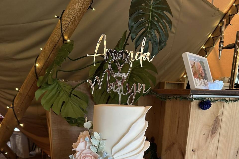 Ribbon effect icing cake