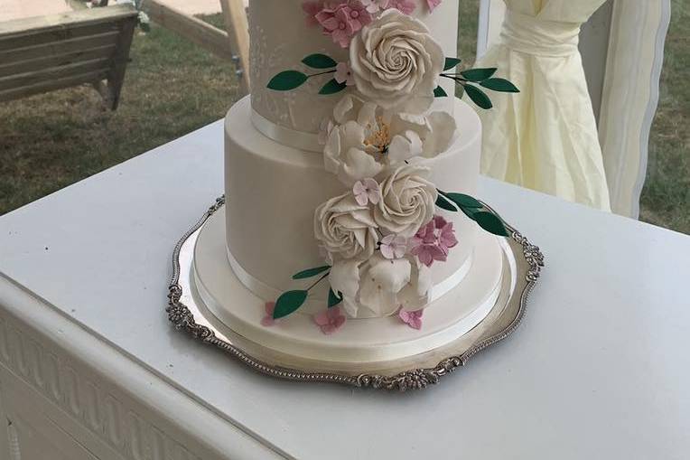Sugarcraft flower cake