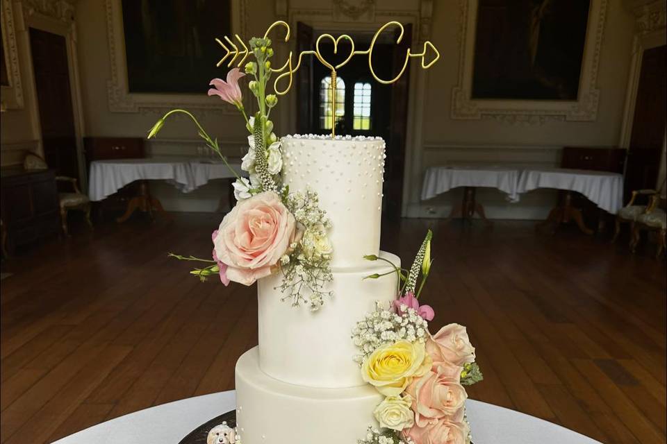 Fresh flower wedding cake