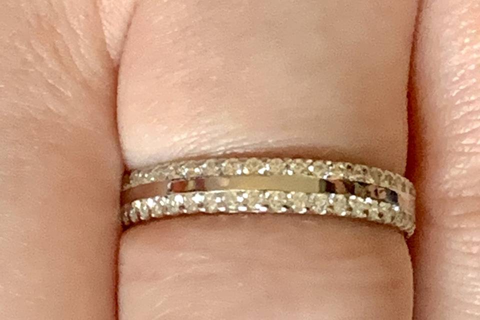 Narrow diamond set ring