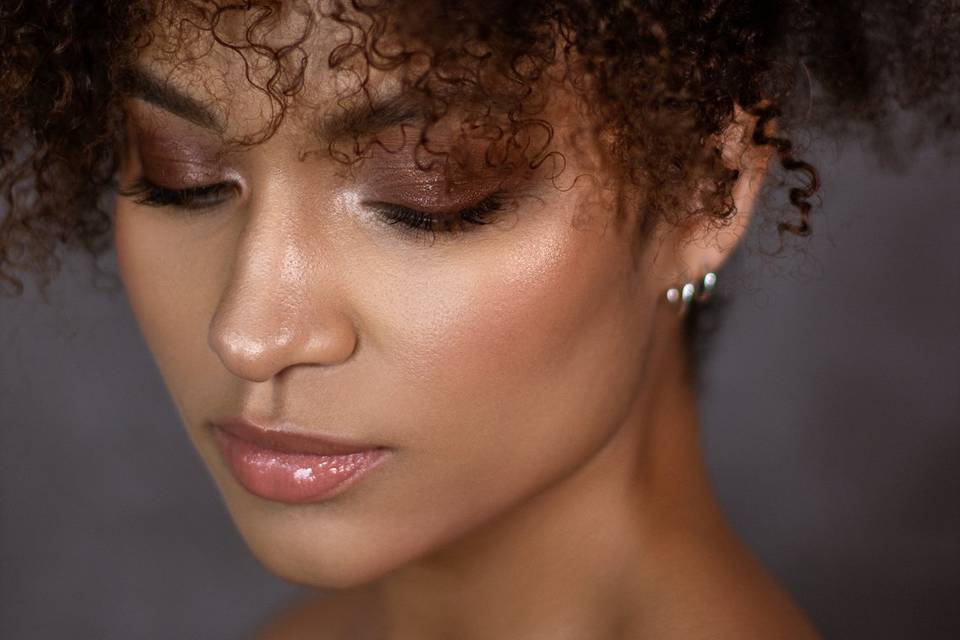 Soft glam makeup with curls