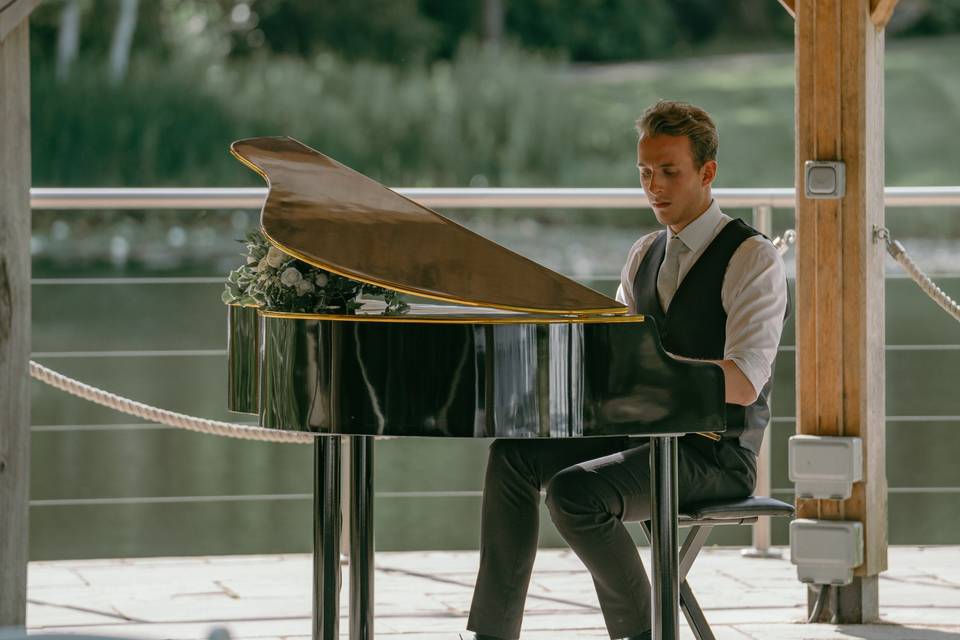 The cotswolds pianist