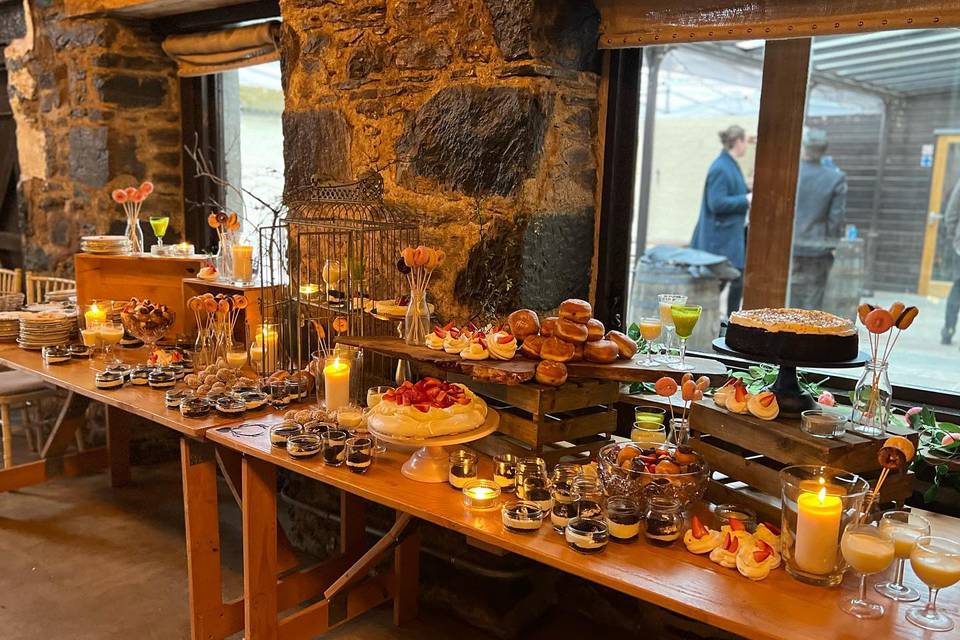 Dessert grazing table