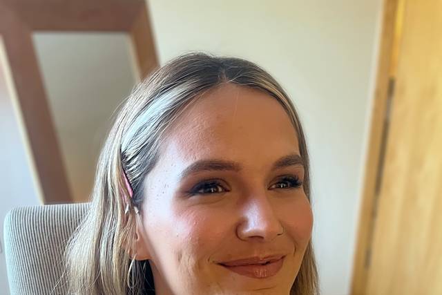 Glam bridesmaid makeup