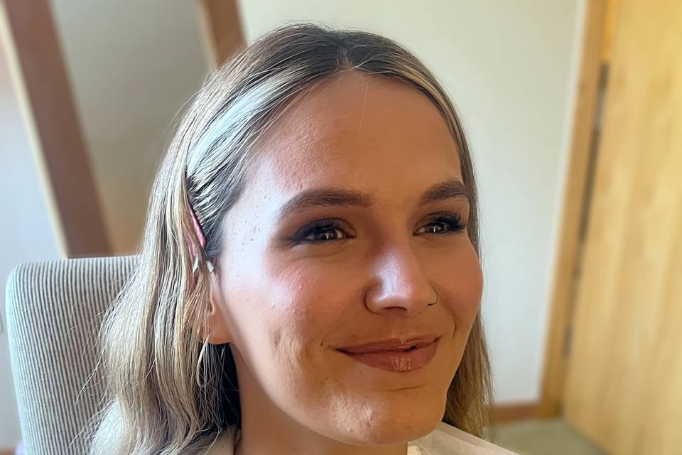 Glam bridesmaid makeup