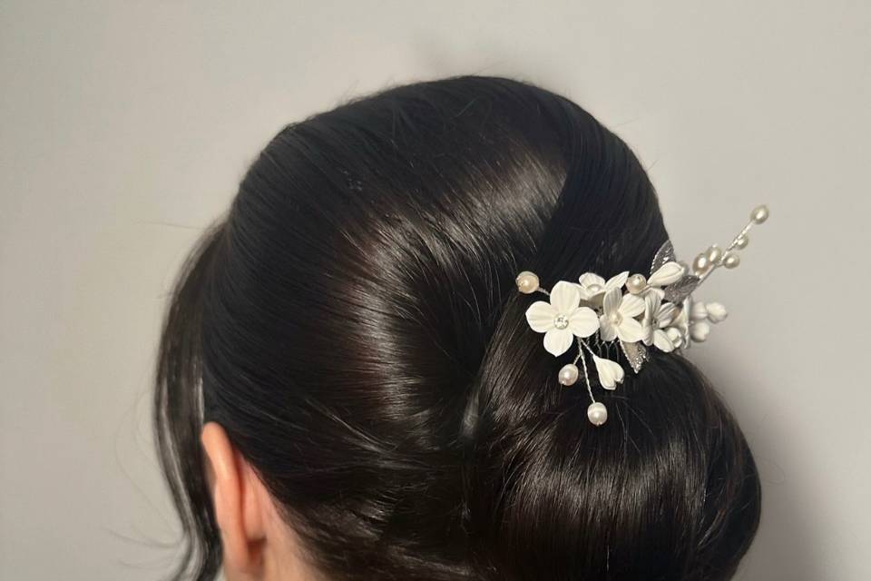 Sleek bow bun bride